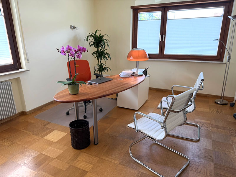 Schreibtisch im Beratungszimmer